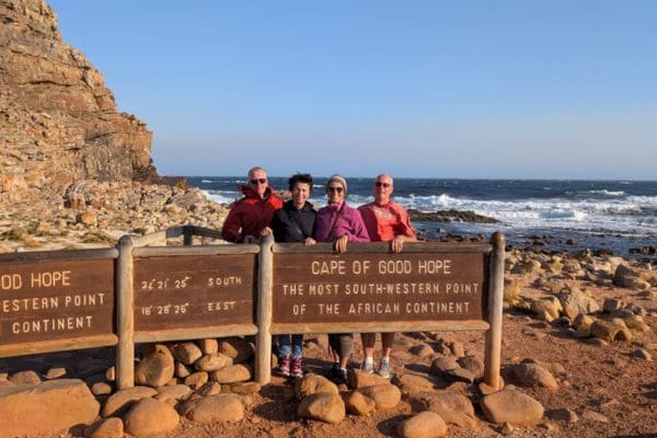 4 Freunde stehen hinter dem Schild der Kap der guten Hoffnung