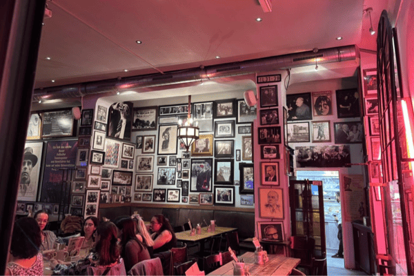 Blick in eine Kneipe - sehr originell, da die Wände voll von Bildern von Prominenten sind