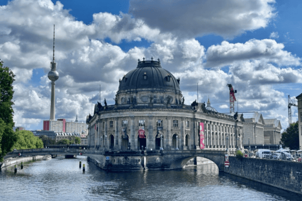 Blick auf die Museumsinsel von einem Boot auf der Spree