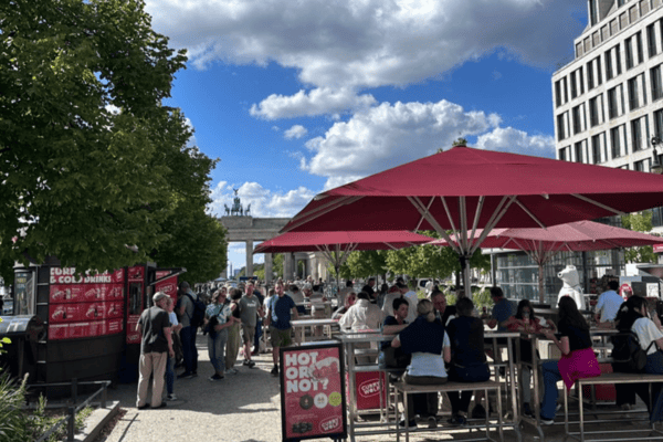 Cafe auf der Strasse Unter den Linden in Richtung Brandenburger Tor