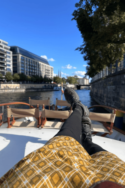 Entspannt auf dem Boot auf der Spree - Bild von meinen Füssen und dem Blick