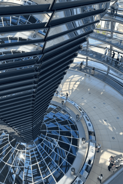Blick in die Tiefe im Inneren des Reichstagsgebäudes in Berlin