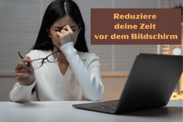 Eine Frau sitzt vor ihrem Laptop, hat ihre Brille in einer Hand und langt sich an die Augen