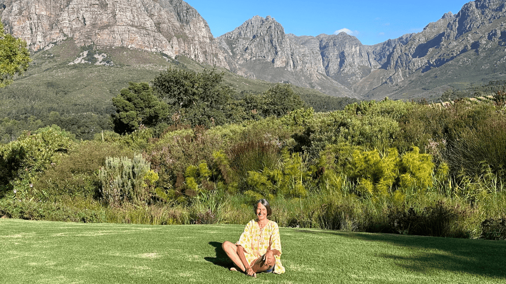 Ich sitze vor der wunderbaren Landschaft im Western Cape