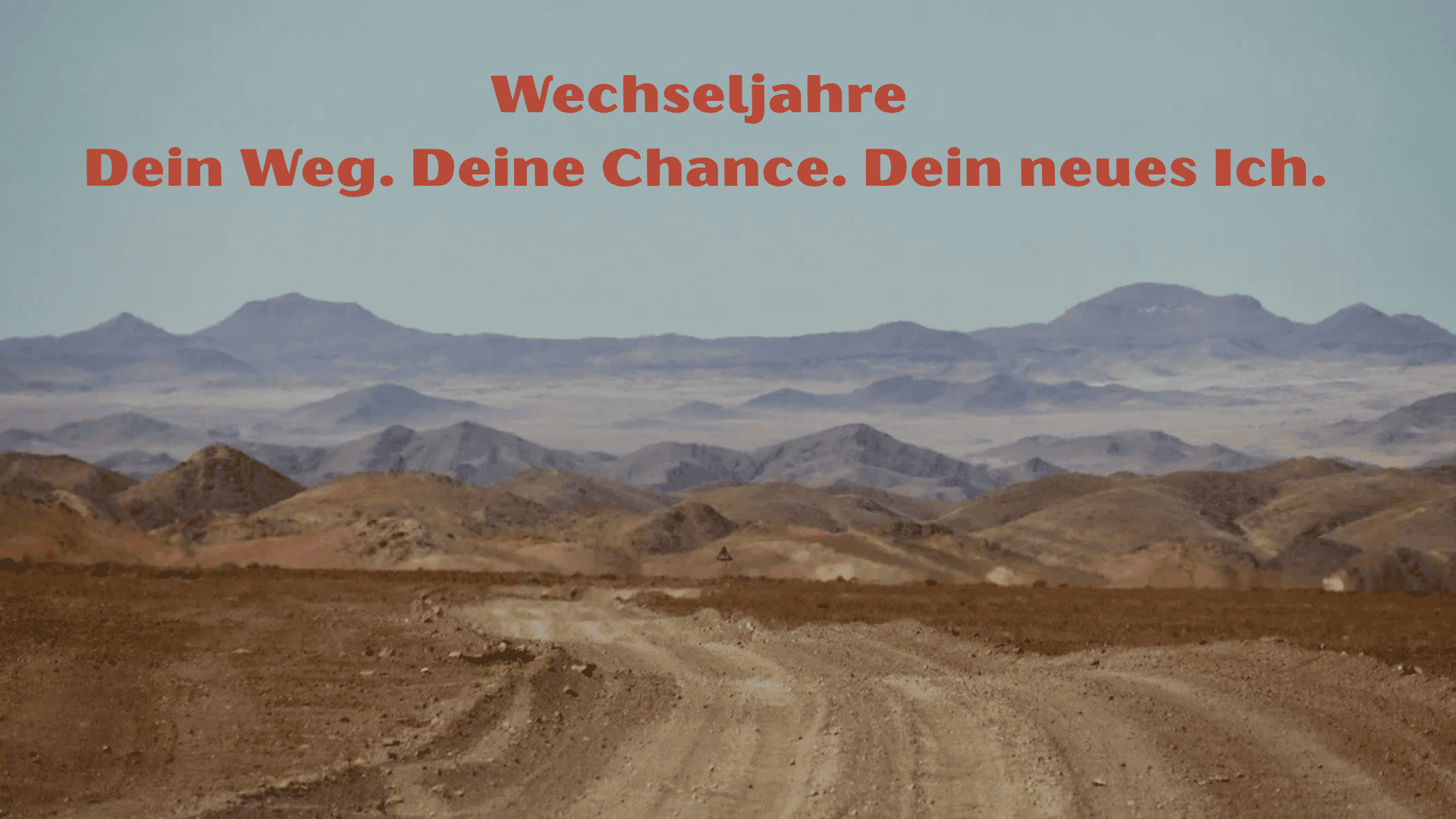 Ein Weg schlängelt sich durch eine weite Landschaft - Sinnbild für den eigenen Weg durch die Wechseljahre