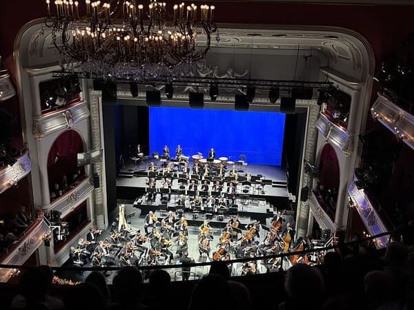 Blick auf die Bühne des Nürnberger Staatstheaters mit den Nürnberger Symphonikern