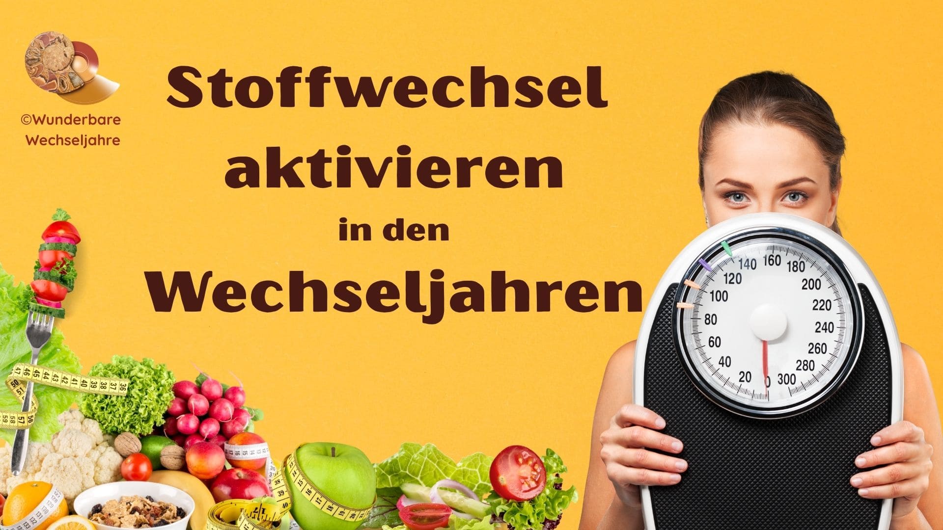 Eine Frau zeigt eine Waage, neben ihr sieht man gesunde Nahrungsmittel