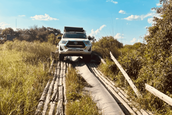 Auto fährt über eine Brücke