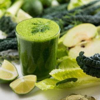 Ein grüner smoothie und grünes Gemüse