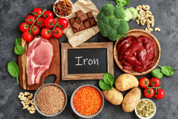 Leber, rotes Fleisch, Linsen, Schokolade, Nüsse enthalten Eisen