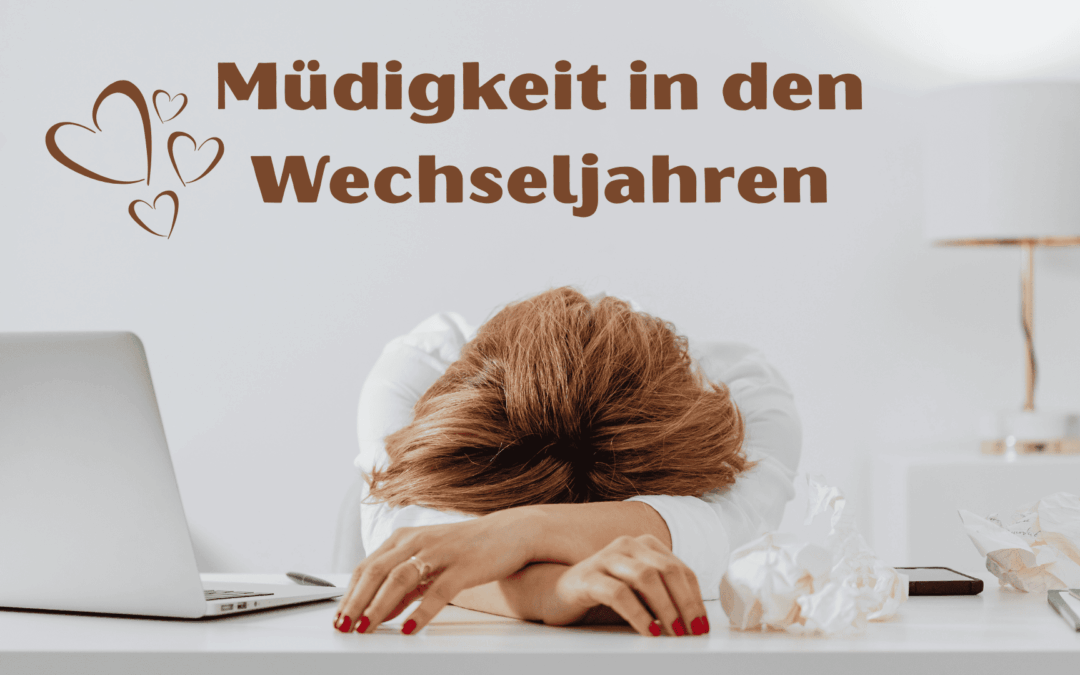Eine Frau liegt erschöpft auf ihrem Schreibtisch
