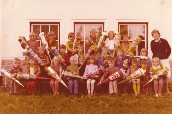 Klasse 1a 1975 - alle Schüler mit Schultüte