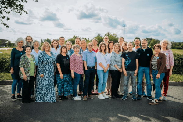 Eine Gruppe von Frauen und Männern - meine Klasse 50 Jahre später