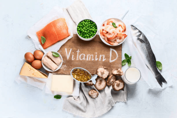 Lebensmittel, die Vitamin D enthalten wie Lachs, Makrele, Eier, Pilze